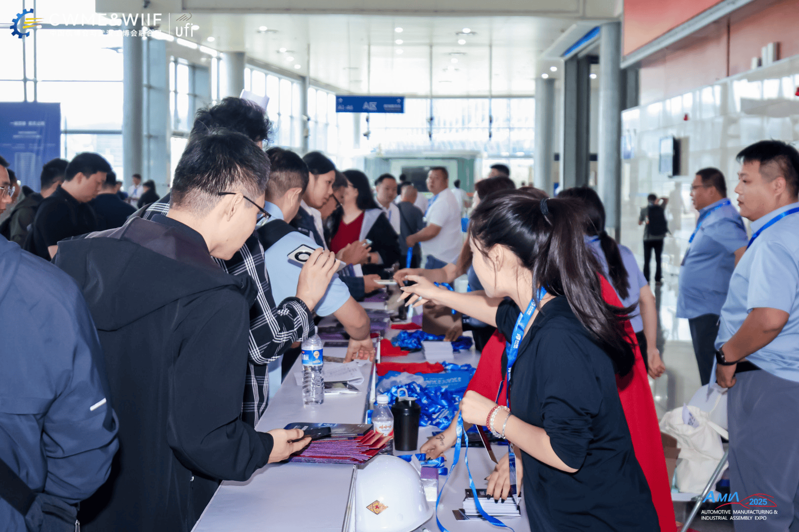 饰展会揭晓智能座舱与轻量化技术突破科技与材料碰撞2026武汉汽车内外(图2) 饰展会揭晓智能座舱与轻量化技术突破科技与材料碰撞2026武汉汽车内外(图2)